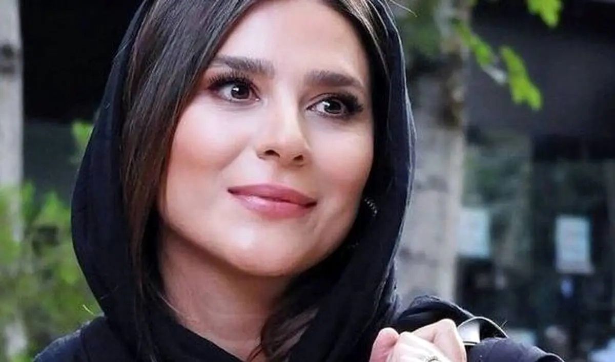 رستوران رفتن تنهایی سحر دولتشاهی با استایلی متفاوت/ عکس
