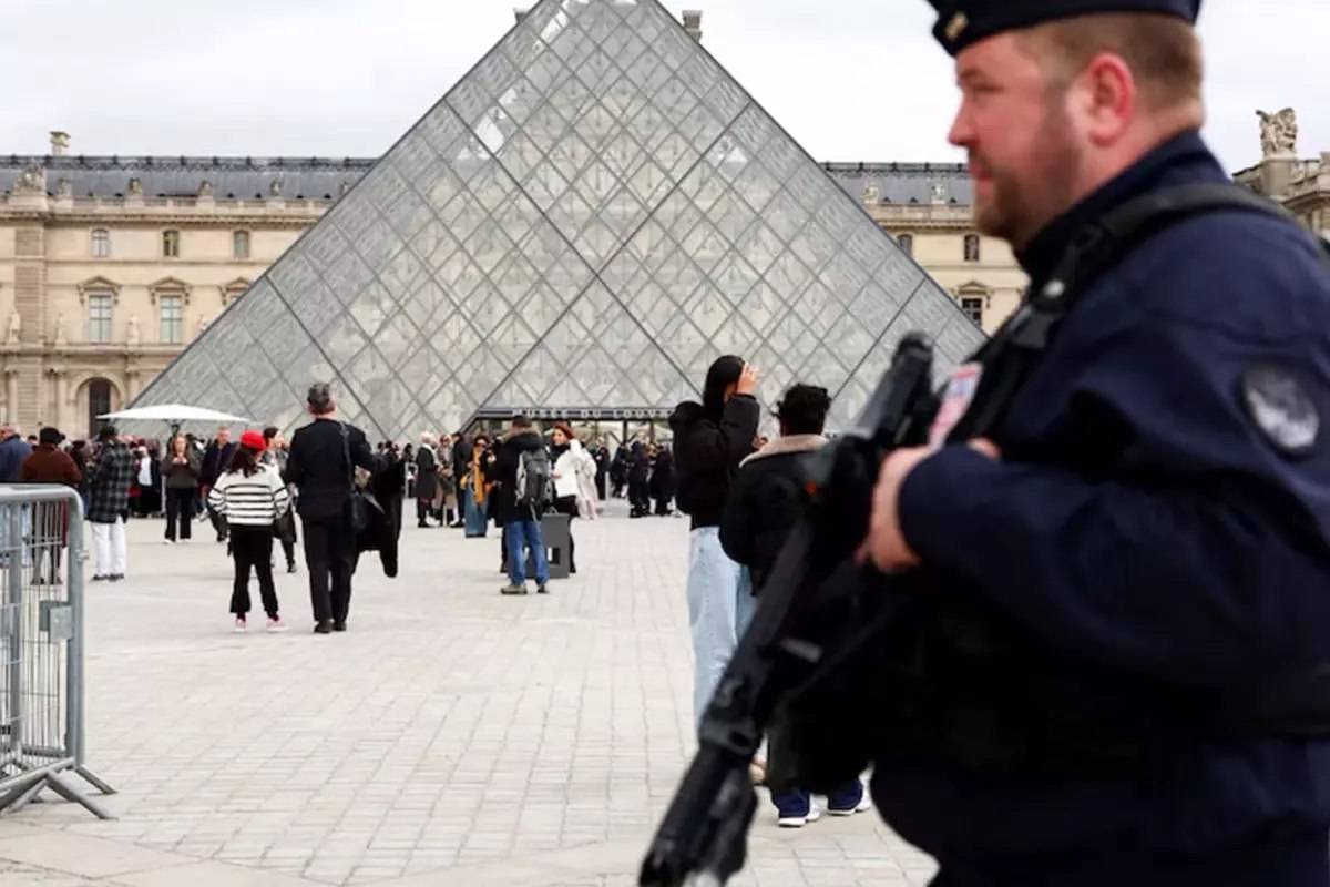 تئوری تازه: سرقت لوور کار پوتین است

