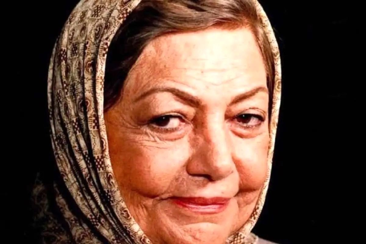 حمیده خیرآبادی ۳۷ ساله در پشت صحنه یک تئاتر، سال ۱۳۴۰