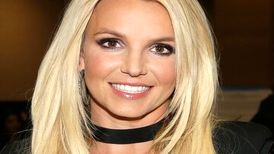 خواننده مشهور برای نوشیدن الکل در پرواز توبیخ شد