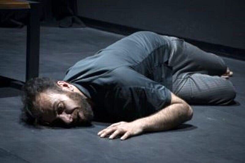 نمایشی در مورد مشکلات روانی یک مرد در آستانه اجرا است