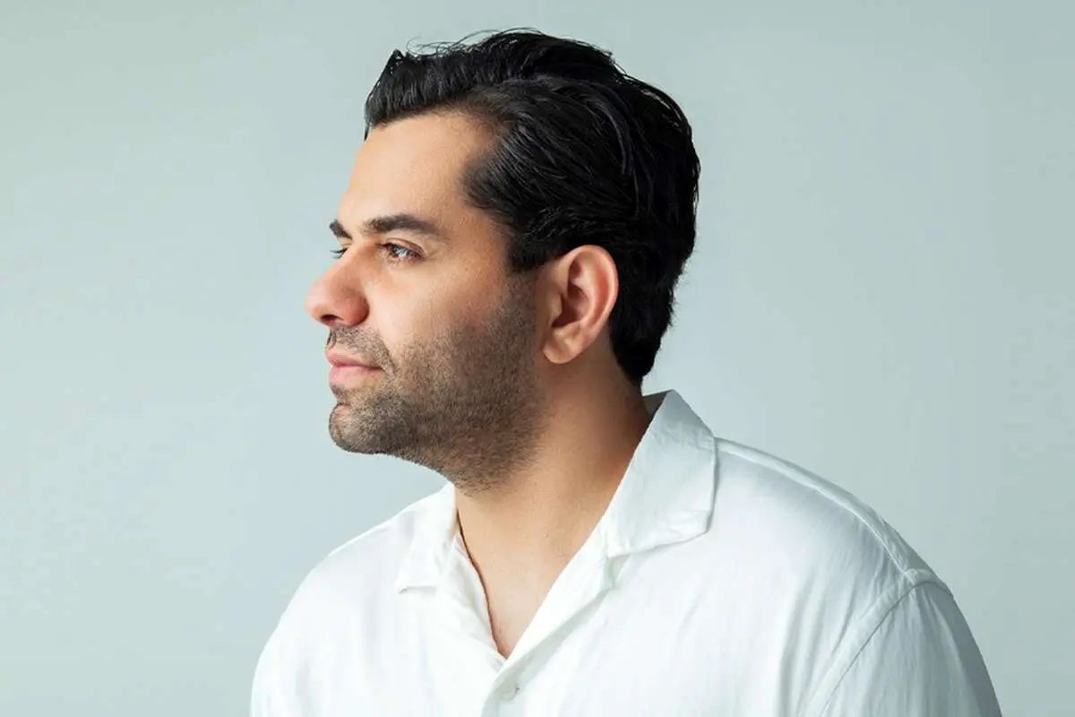 رضا بهرام در کنار حمید هیراد