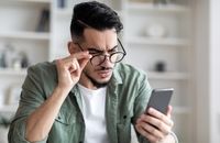 کدام نوع صفحه نمایش گوشی برای چشم مناسب‌تر است؟
