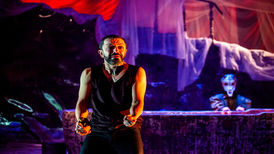 ترکیب بدن‌ها و نقاشی در «شاخ بی‌سر»؛ تئاتر ابزار سرگرمی صرف نیست