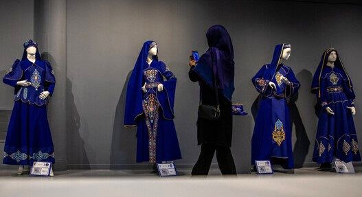 رنگ شلوار لی از آبی ایرانی آمد/ برای طراحی لباس‌ ایرانی فقط دنبال بته‌جقه نباشیم