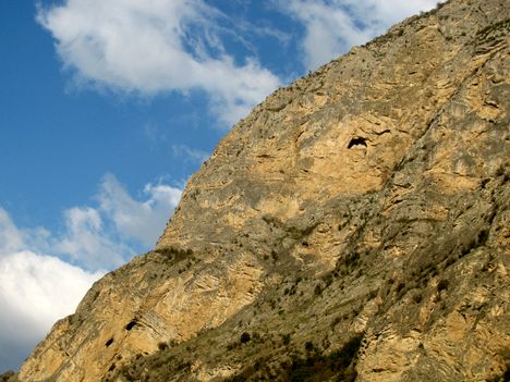 دهانه غار طاق خانه در سوادکوه در دهه 40 کشف شده است