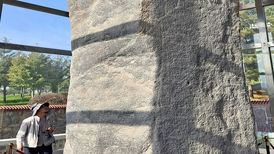 کتیبۀ غول‌آسای 1600 ساله‌ای که داستان «جومونگ» بر روی آن نوشته شده است