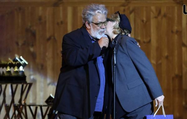 بوسه عاشقانه حسن پورشیرازی و همسرش در جشن منتقدان