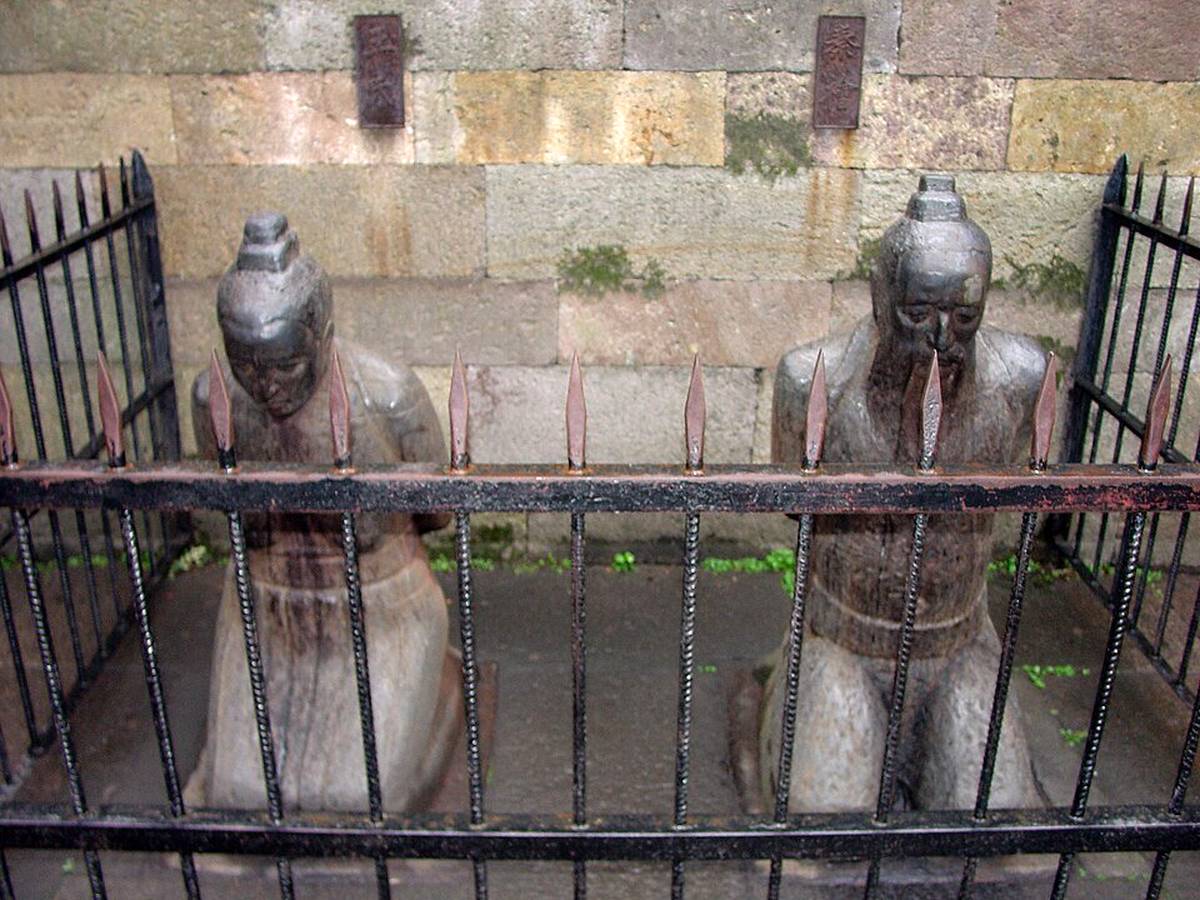 مجسمههایی که مردم به آنها آب دهان میاندازند