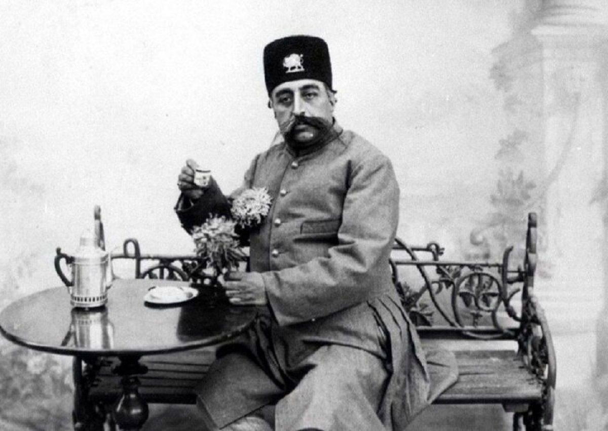 یکی دو حلقه انگشتری الماس خریدیم و به نوکرها یادگاری دادیم
