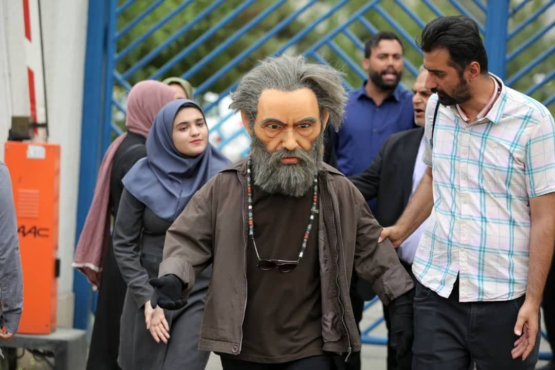 عروسکی در یک فیلم که شبیه مسعود فراستی است!