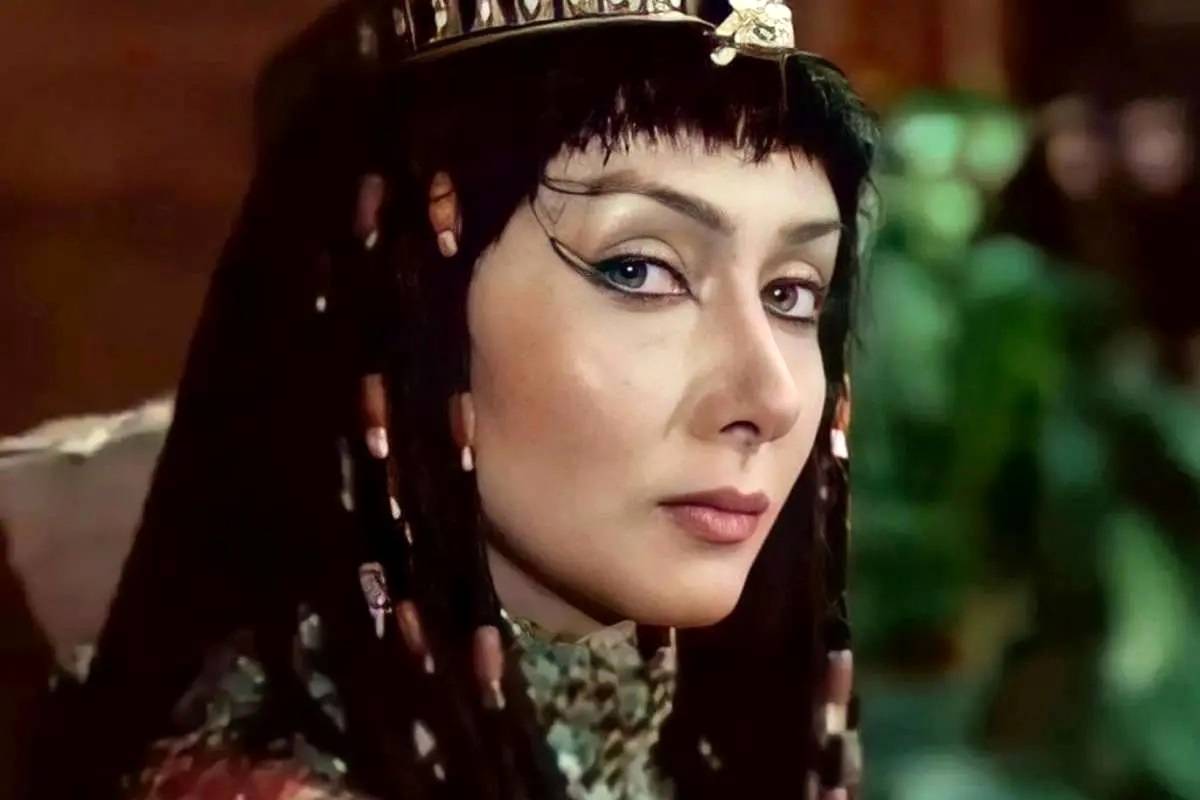 «زلیخا» در حال دعا خواندن در حرم امام رضا (ع)
