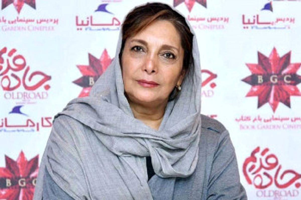 منیژه حکمت، ممنوع الخروج، ممنوع المعامله و ممنوع الکار شد