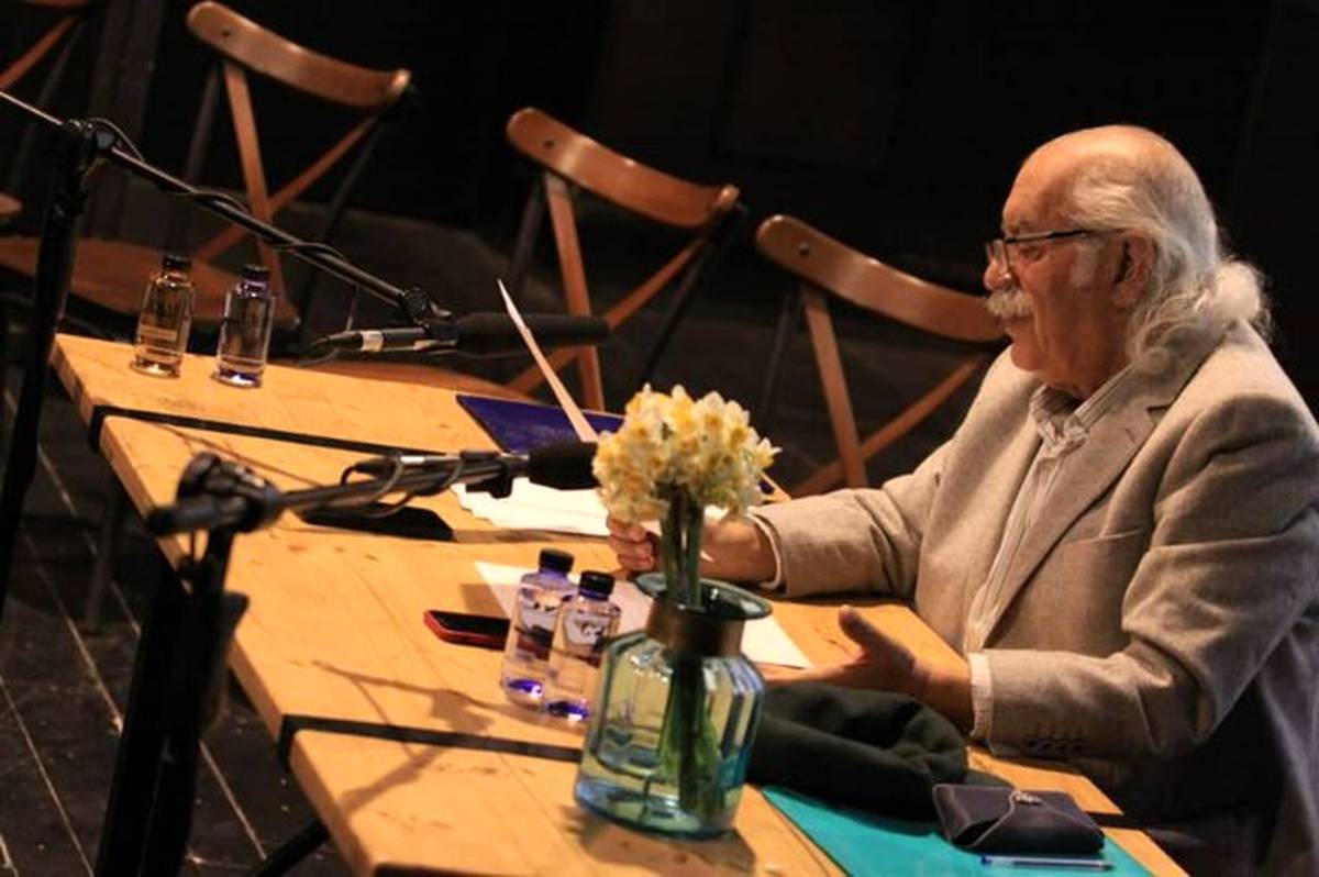 بهزاد فراهانی نمایشنامه‌اش را می‌خواند