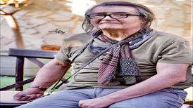 اهدای گل به رضا رویگری در خانه سالمندان