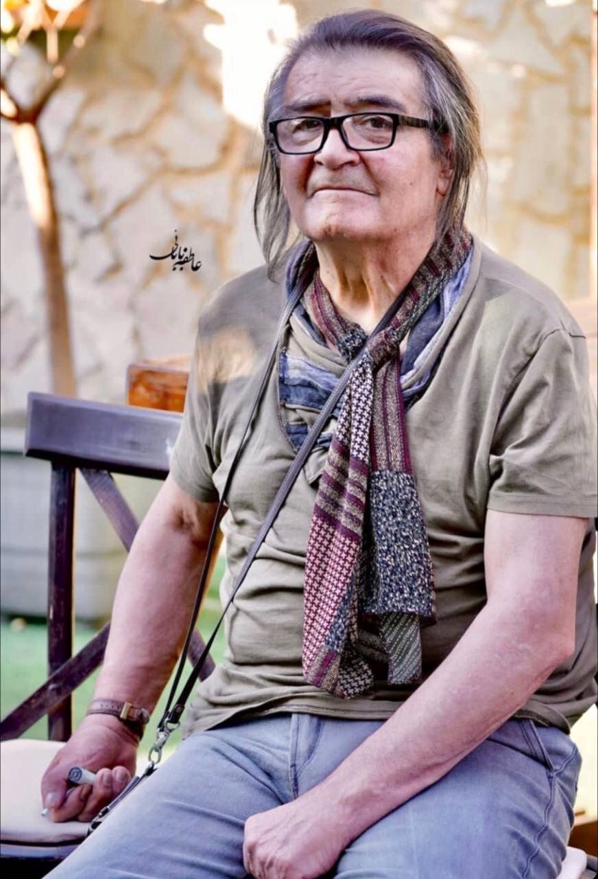 اهدای گل به رضا رویگری در خانه سالمندان