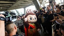 بازار چین با یک عروسک پوزخند می‌زند/ لبخند وحشت «لابوبو» در وضعیتی که 130 میلیون کودک سوءتغذیه دارند