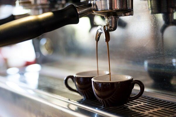 برندینگ کافه‌ها با طعم هنجارشکنی با یک فنجان قهوه
